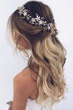 4 Stunning Prom Hairstyles That You Can Create All By Yourself